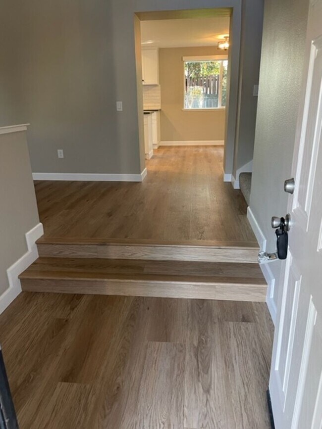 Foto del edificio - Completely remodeled and REDUCED!