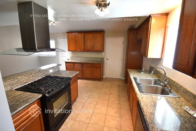 Building Photo - 16058 Jersey St