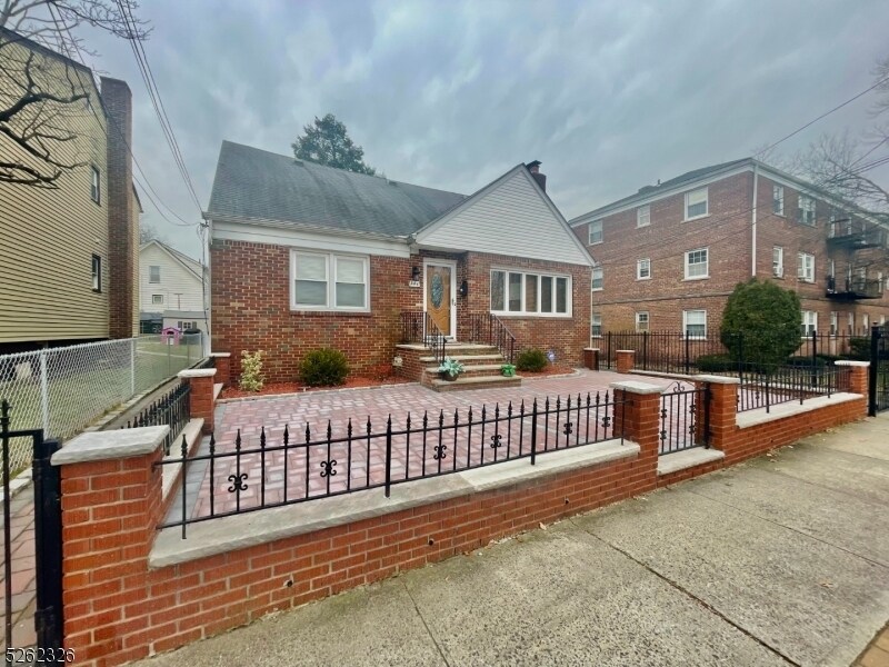 Primary Photo - 344 Montclair Ave
