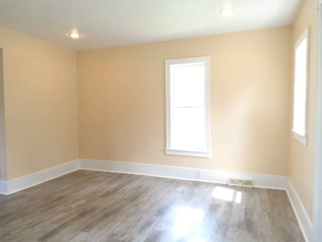 Building Photo - 3 Bedroom Home in Middlebury