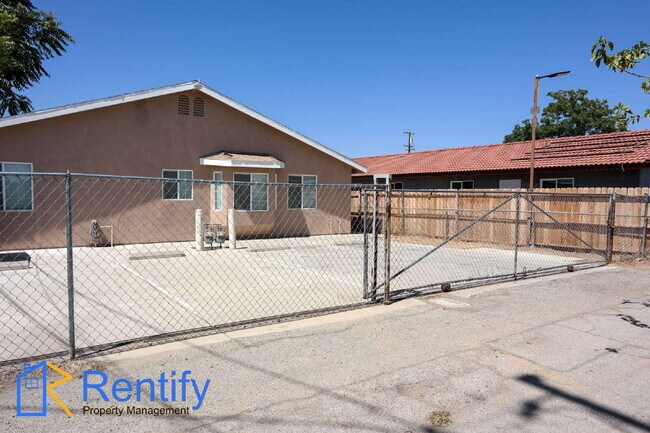 Foto del edificio - 3-Bed, 2-Bath in North Bakersfield – Only for $1,495