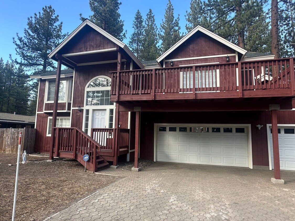 Foto principal - Furnished 3 Bedroom, 2.5 Bath in Great Cen...