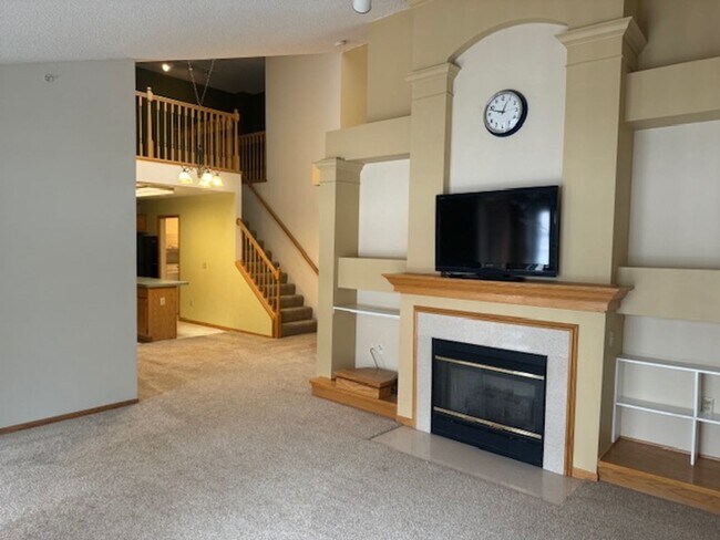 Foto del edificio - End Unit 2 Bed, 2 Full Bath, 2 Car Garage with Loft and Vaulted Ceilings