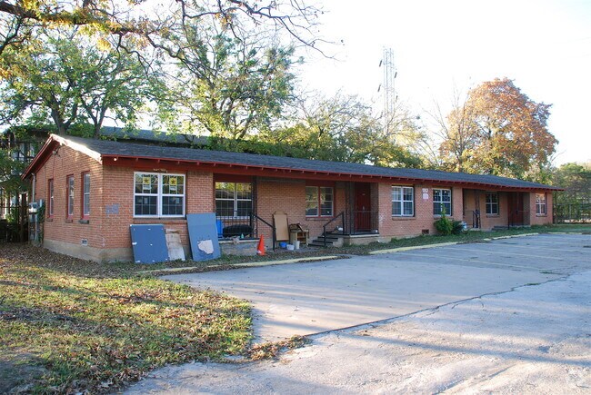 Foto del edificio - 2215 Jb Jackson Jr Blvd