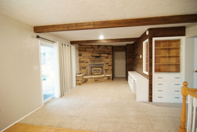 Building Photo - Spacious 6 Bed / 3 Bath Home in Rigby!