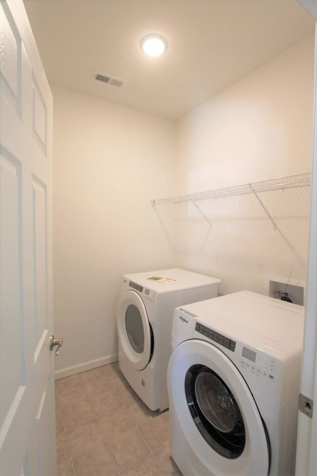 Foto del edificio - BEAUTIFUL 3BD 2.5 BTH Apartment home RAINTREE - Ballantyne Commons Pkwy