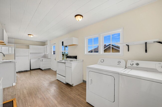 Building Photo - Recently remodeled, 3 Bedroom house close ...
