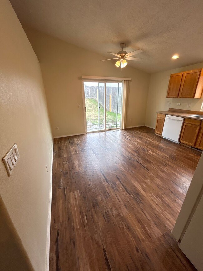 Foto del edificio - Beautiful 3 Bedroom 2 Bath Single Level Ho...