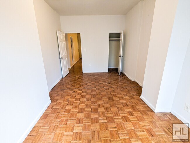 Foto del edificio - 249 12 STREET