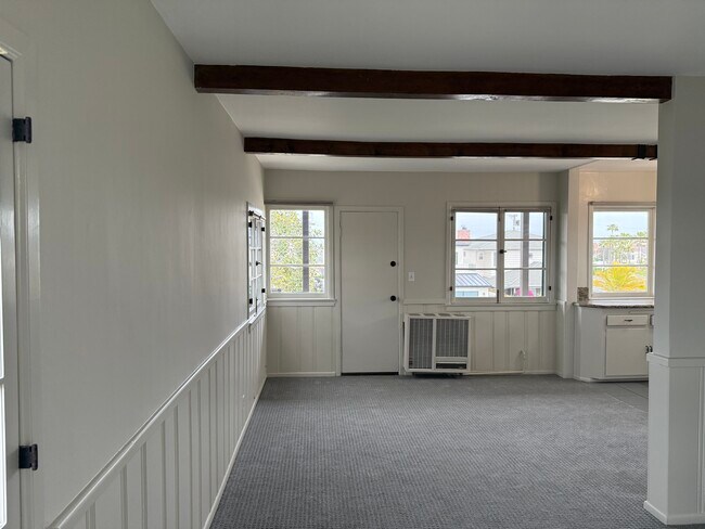 puerta principal - 8252 Rees St
