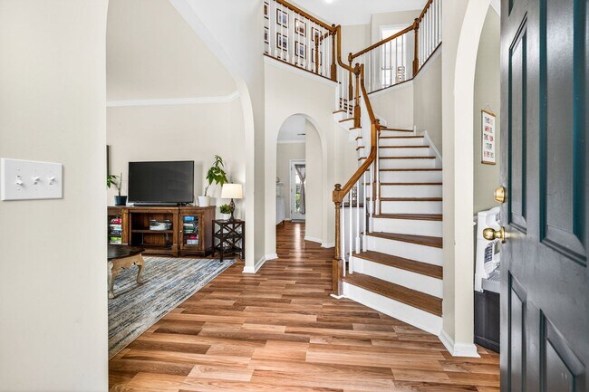 Building Photo - Spacious Living in the Heart of Whitehall