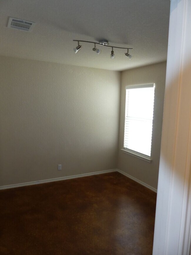 Building Photo - PRICE DROP !!