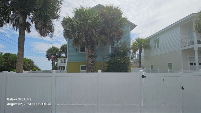 Building Photo - One Block From The Ocean with Ocean View