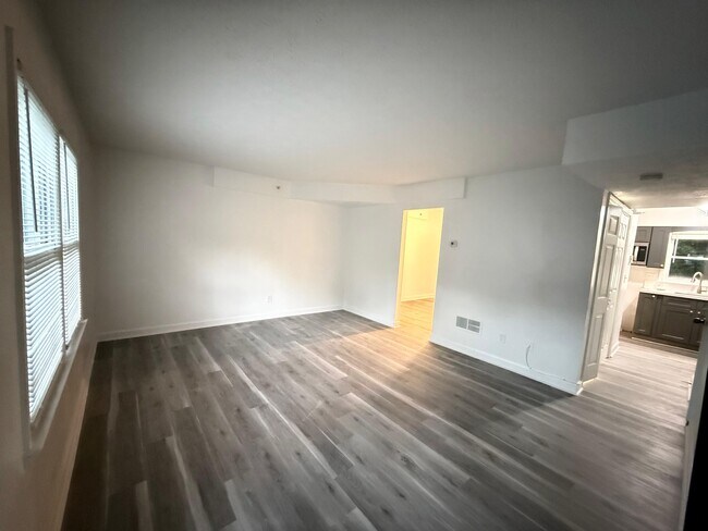 Foto del edificio - 845 Burns Walk Ct NW