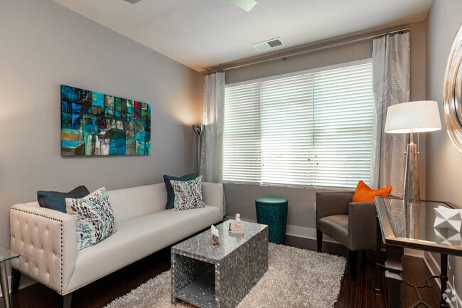 1BR, 1BA - 600SF Living Area - 605 West End