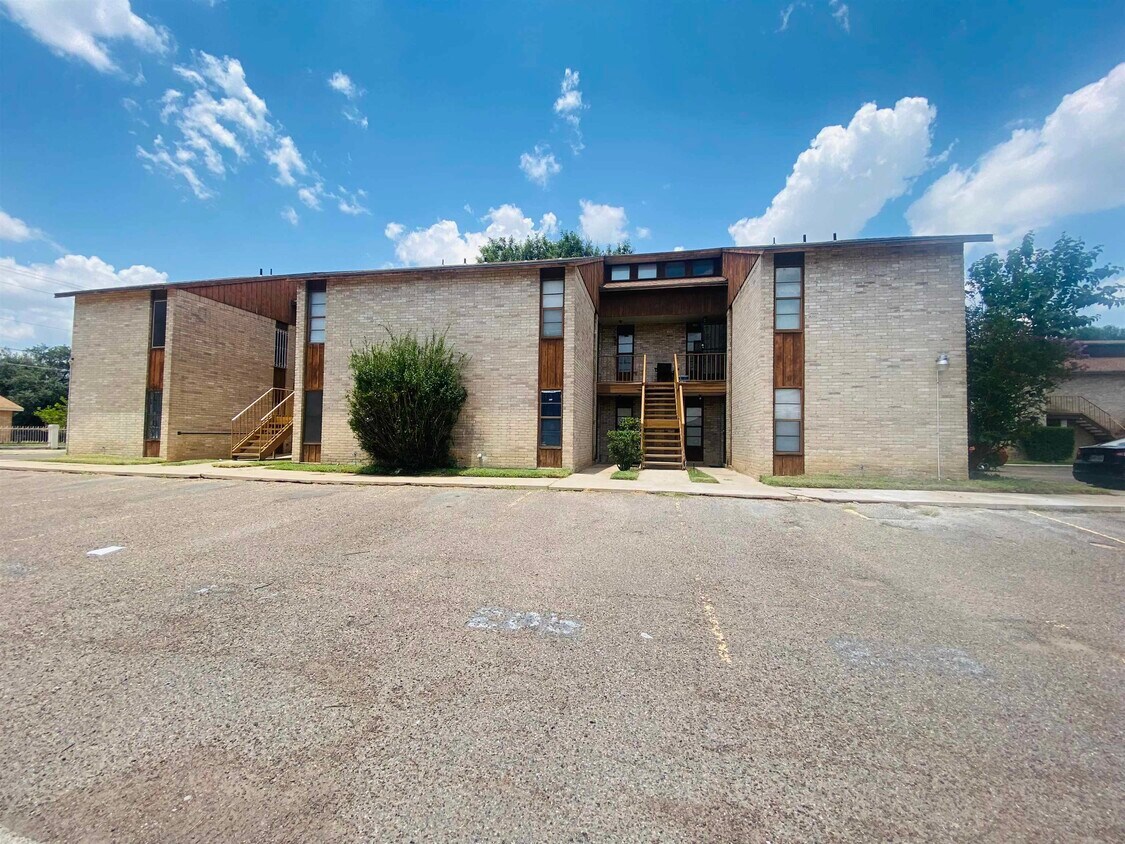 Primary Photo - 100 Hillside Rd