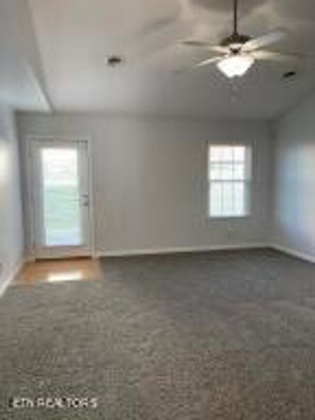 Foto del edificio - Knoxville 37914 - Short-term 6-month or 1 year lease options - 3 bedroom, 2 bath home - Contact R...