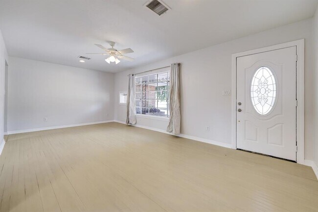 Foto del edificio - 2327 Hewitt Dr