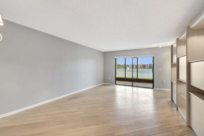 Foto del edificio - 6121 Pointe Regal Cir