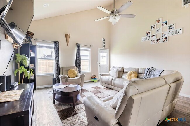 Foto del edificio - 1030 Apricot Ln