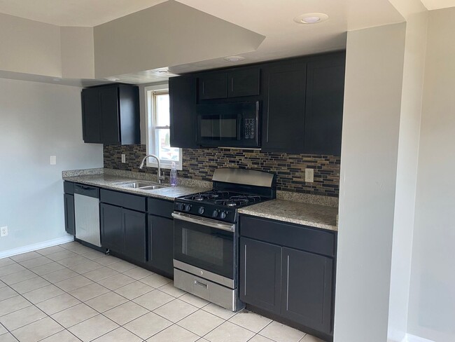 Building Photo - 4 bed -room house