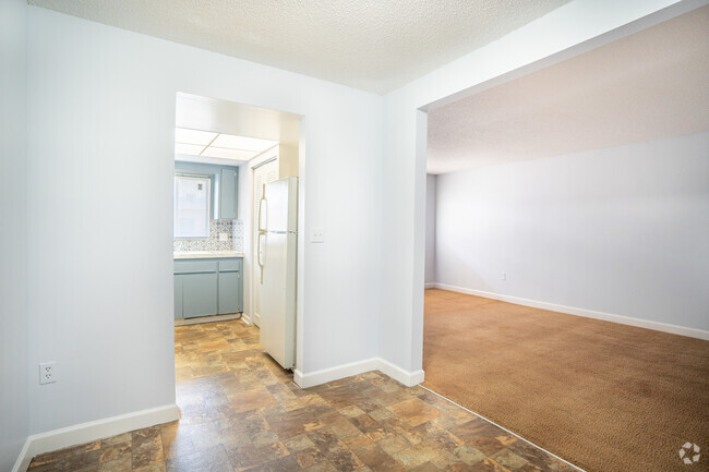 1BD, 1BA - 628SF - Dining Room - Lennox Court Apartments