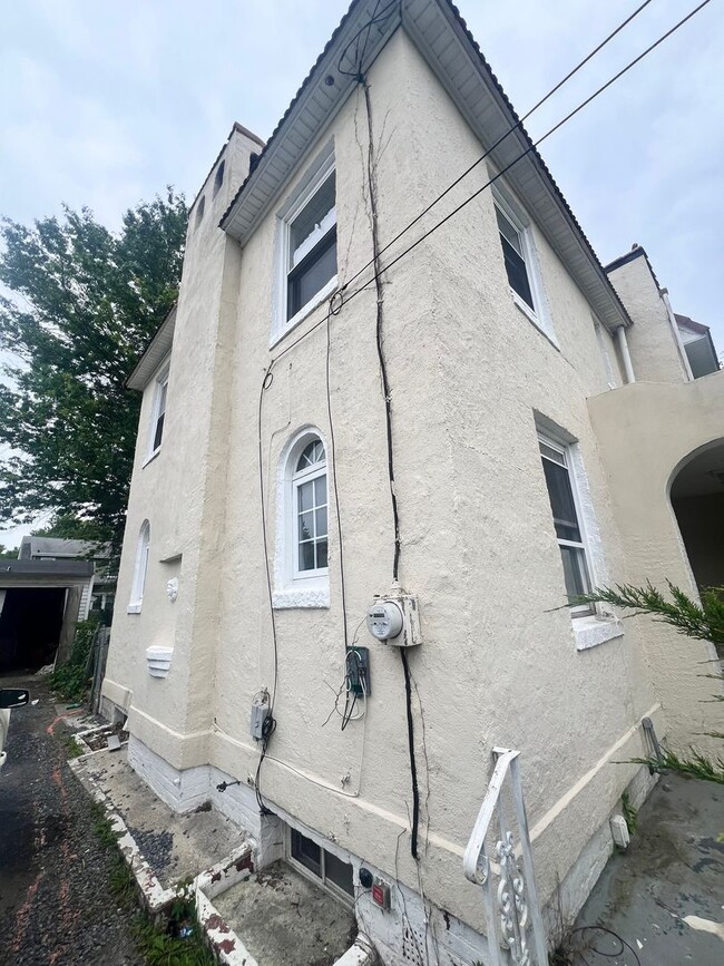 Building Photo - 936 Parkside Ave.