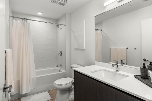 2BR, 2BA - 961SF - Bathroom - 2000 Biscayne
