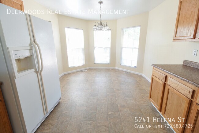 Foto del edificio - 4 Bed / 2 Bath - 2 Car Garage, Private Yar...