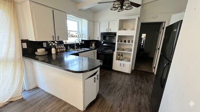 Foto del edificio - The Complete Package: 4BR with 2-Car Garage & Carport