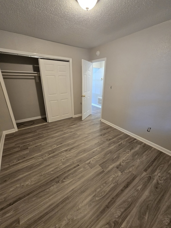Building Photo - 113 E Kelly Ave