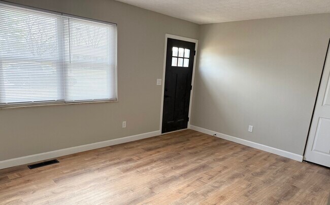 Sala de estar - 5363 Burgundy Pl