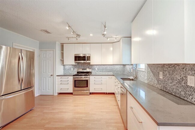 Foto del edificio - 7335 Osage Rd