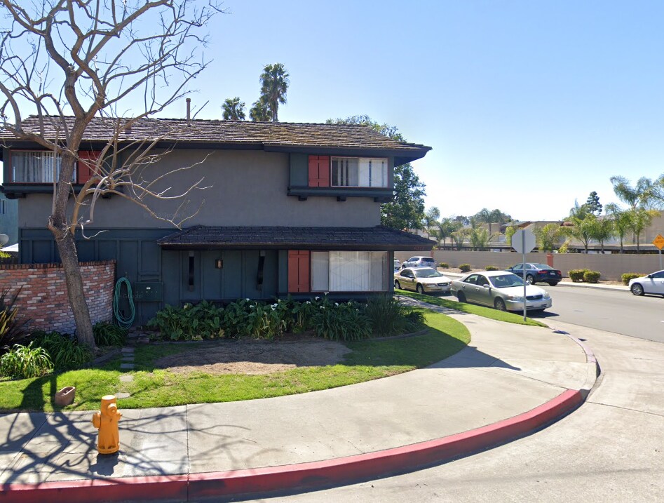 Primary Photo - 6372 Warner Ave