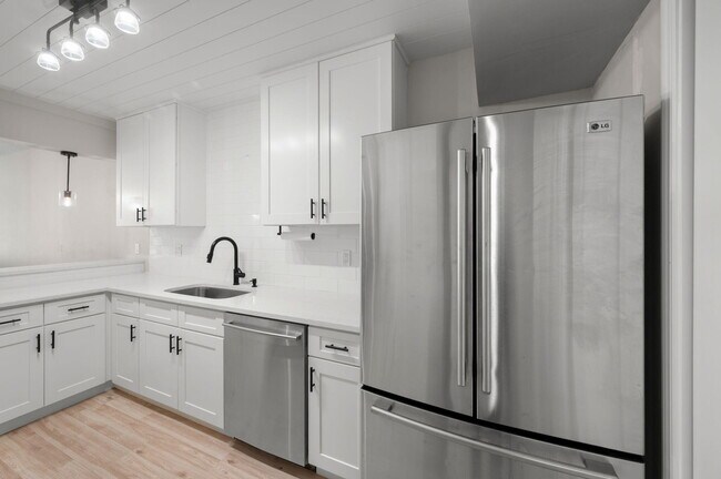 Building Photo - 6175 S Mirror Lake Dr