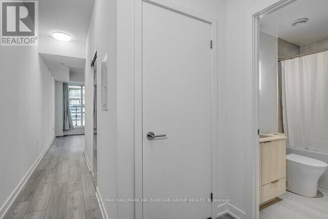 Photo du bâtiment - 120 Broadway Ave