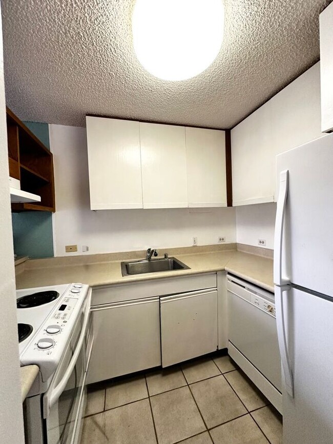 Building Photo - Waikiki - Liliuokalani Gardens-1BR 1 BA Co...