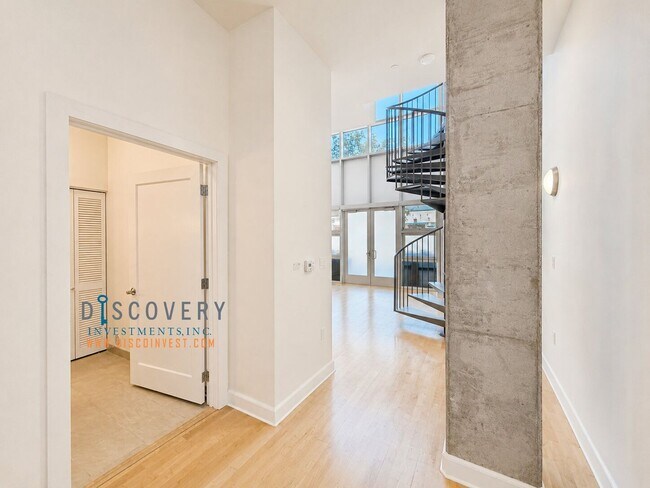 Building Photo - Modern Live/Work Loft At Market Square In Old Oakland
