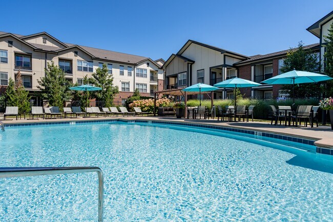 Mejora tu estilo de vida con piscina de lujo incluida. - Austin Park Apartments