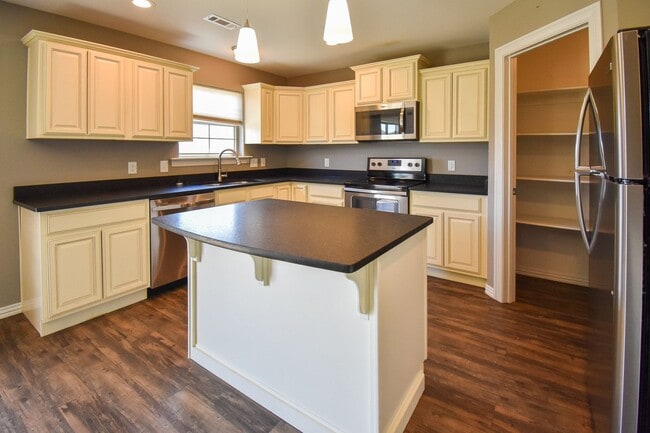 Building Photo - Stunning 3 bedroom, 2 bathroom Home available in Prairie Grove!