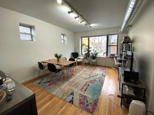 Photo - Bright and Sunny 1 Bedroom in UK Village- Laundry, Central Heat/AC, Free Fast Internet Included Apartment