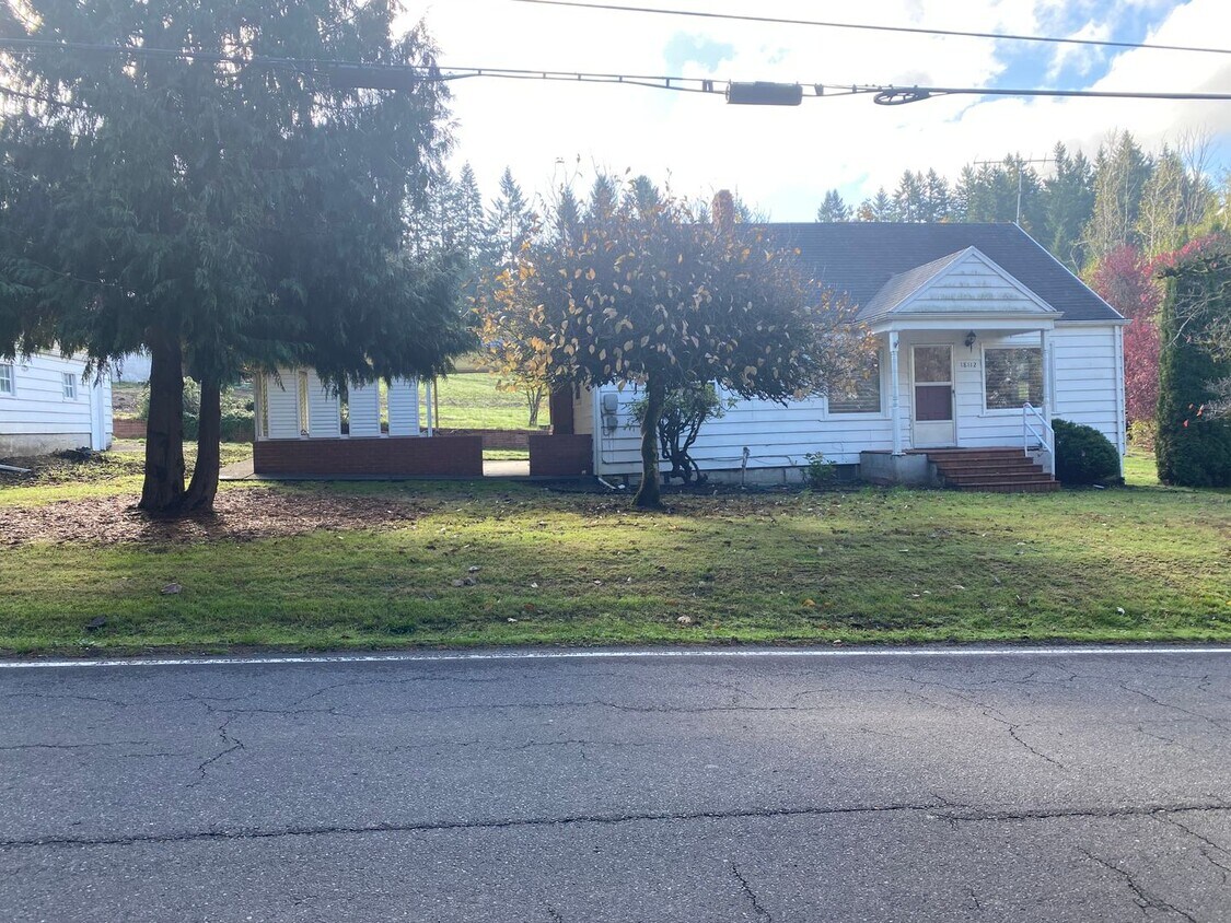 Primary Photo - Country Home