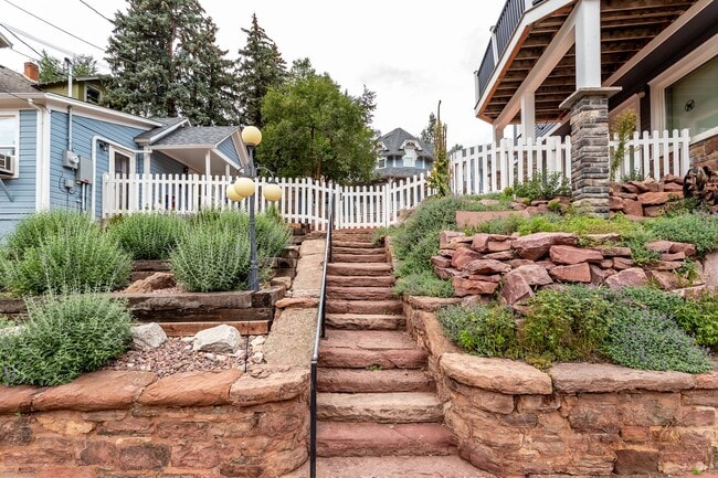 Building Photo - Charming 3-Bed, 2-Bath Home in Manitou Spr...