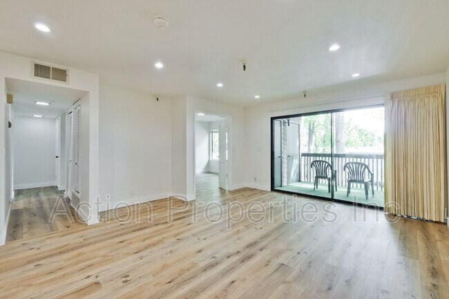 Building Photo - 2211 Latham St