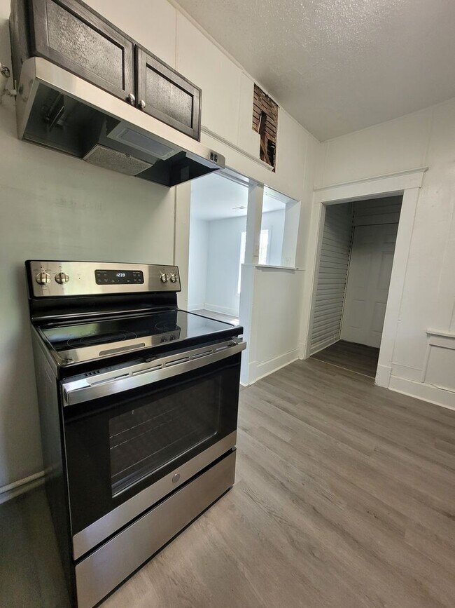 Building Photo - Come see this 2 Bedroom 1 Bath near Downtown!