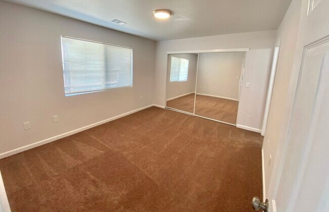Foto del edificio - 2 Bedroom 2 Bathroom Duplex Unit with Gara...