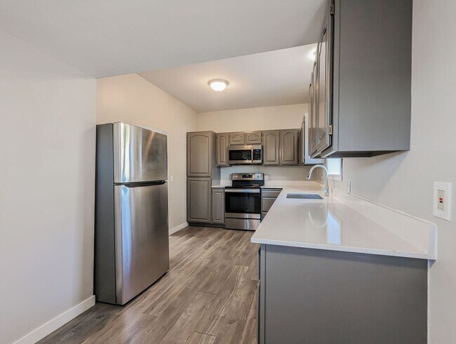 Building Photo - Move in ready 3 bed 1 bath home w/main lev...
