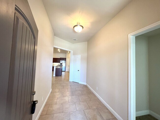 Building Photo - Move in special 1st month rent free **LARG...
