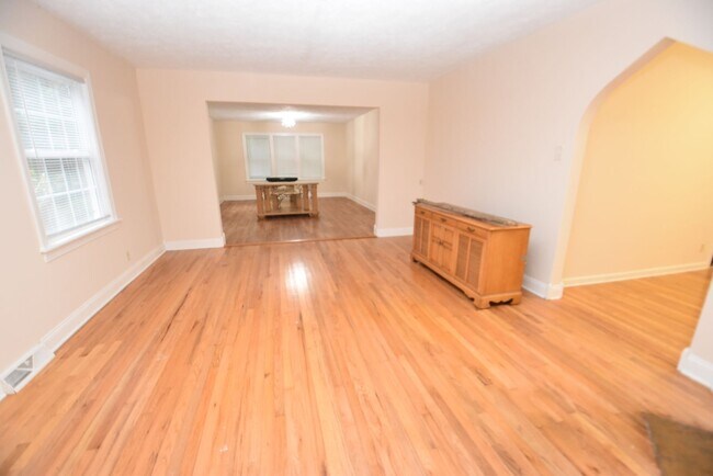 Foto del edificio - 4 bedroom 2.5 bath South Bend home on larg...