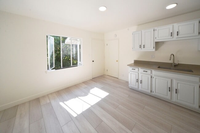 Building Photo - Triplex Rear Units